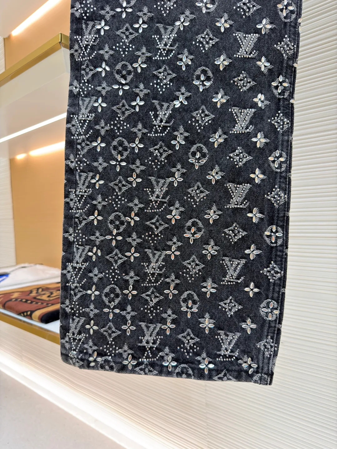 LOUIS VUITTON presbyopic rhinestone jacquard jeans ●Original version: 130000 purchased and developed ●Item number: 1681010-C10 ●Fabric: denim fabric ●Technology: jacquard rhinestone production ●Version: fitted version ●Weight: about 1050 grams ●Size: 30-32-34-36 ●Description: The fabric is sewn from denim, with a Monogram jacquard pattern printed all over, and diamond decorations using hot-drilling techniques to form the brand’s classic pattern. The waist is distressed and flocked leather, and the hardware is molded. The overall routing is straight and delicate, the fabric is comfortable and soft, and the color is consistent without color difference. It can be matched with the same style to create a fashionable look and control various occasions. Customized accessories, complete with three standards, the same style for men and women.